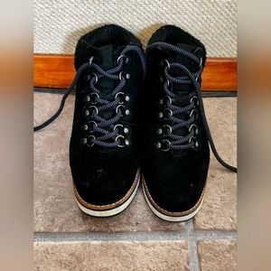 Cute super comfy boots size 7. Like new